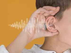 niño escuchando