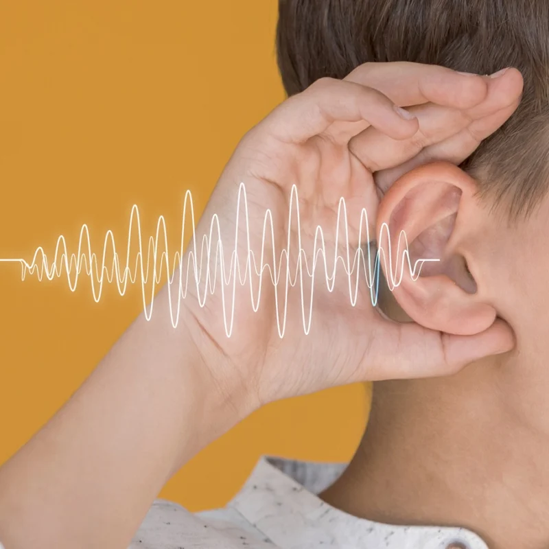 niño escuchando