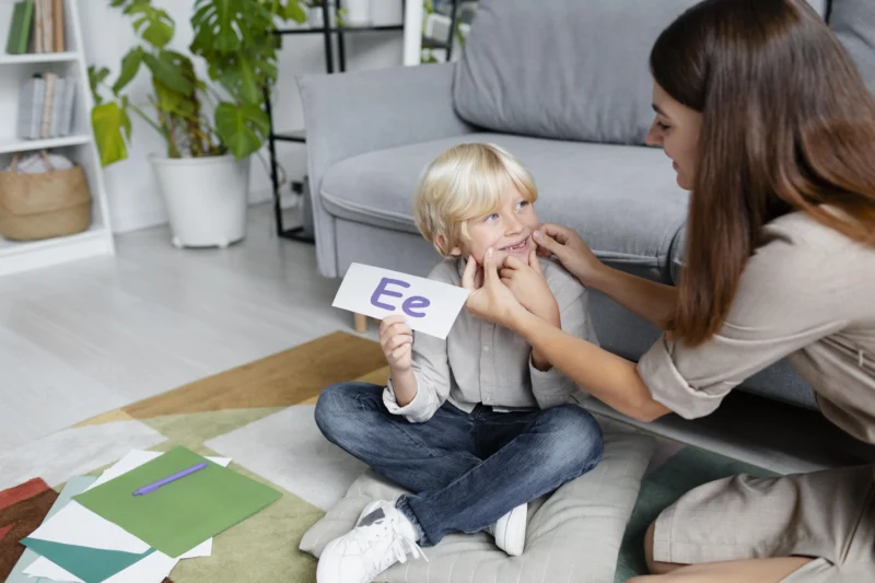 madre con niño haciendo terapia del habla