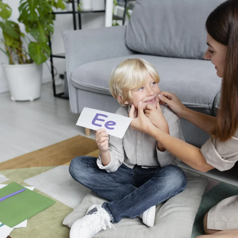 madre con niño haciendo terapia del habla