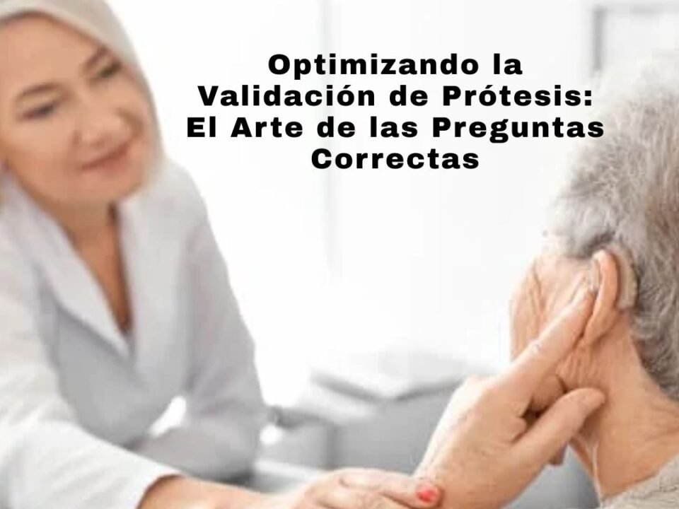 Fonoaudiólogo y paciente conversando sobre la optimización de la validación de prótesis auditivas