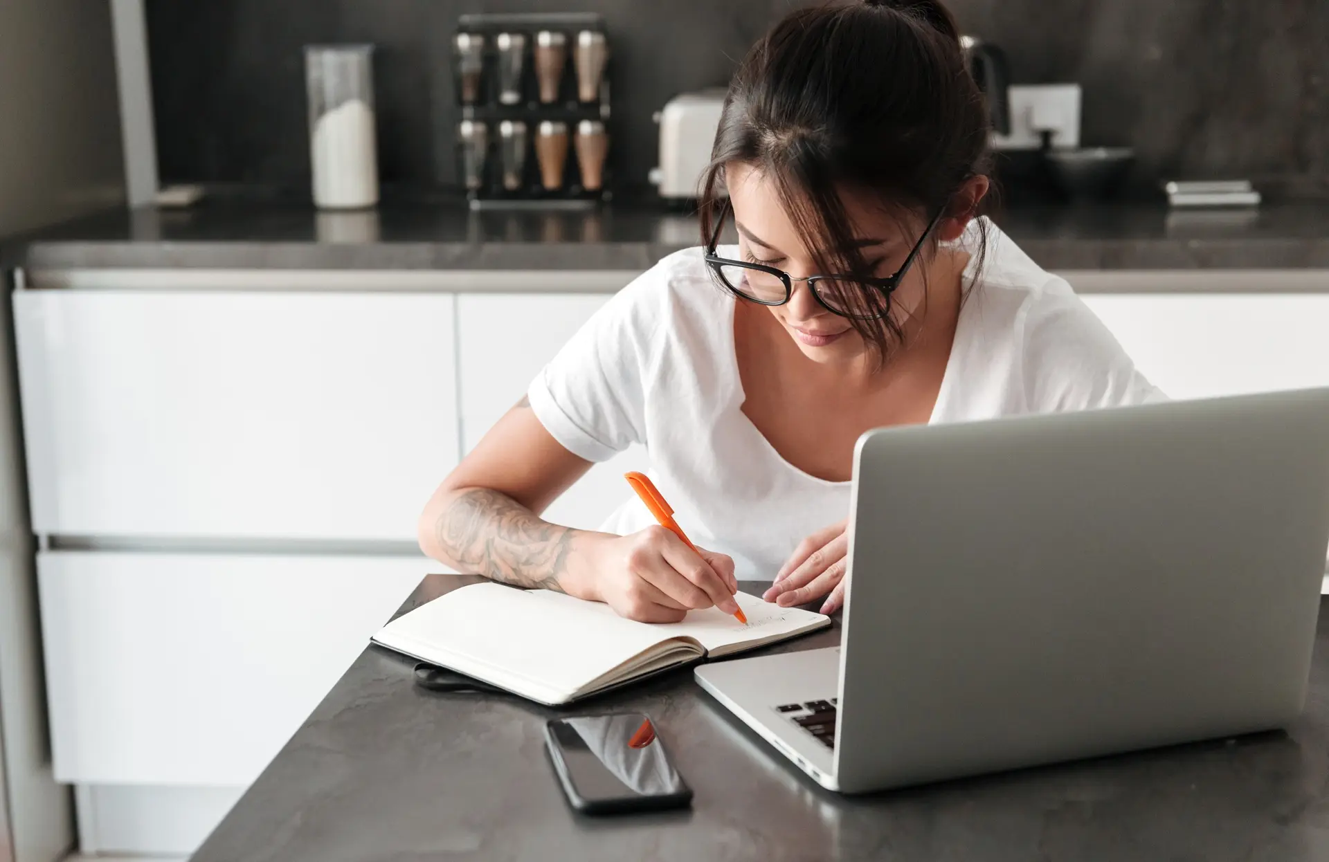 mujer aprendiendo con curso online