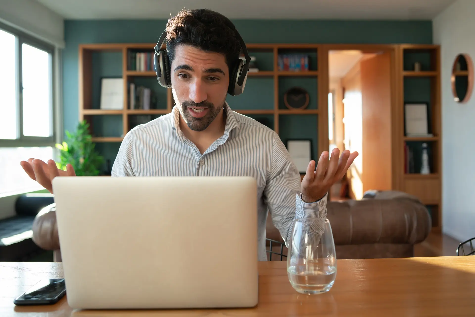 hombre en coaching virtual fonoaudiología